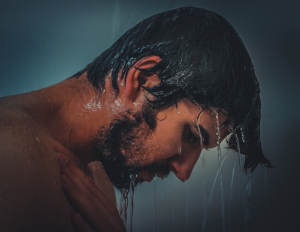 Man washing hair